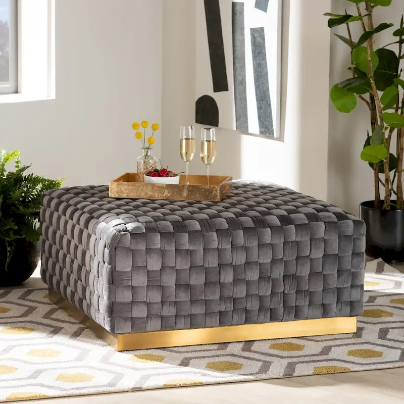 Luxe Glam Quadratischer Cocktail-Ottomane, grauer Samt, goldener Sockel